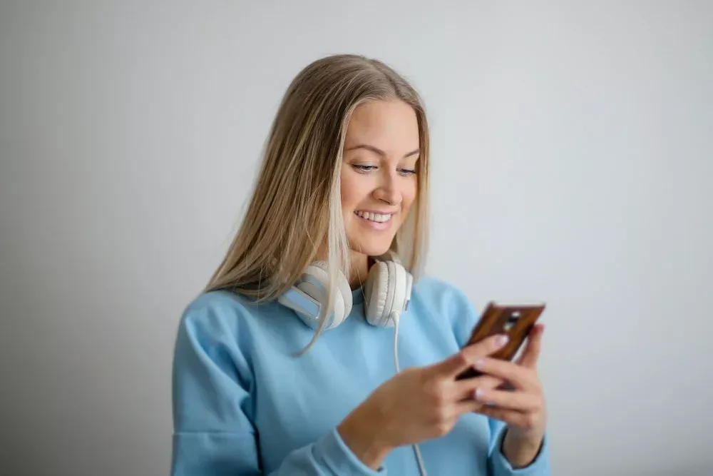 patient texting with her care team